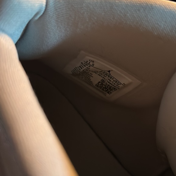 Grey Jordan 13’s 11.5 women’s so it’s like a size 10.5-11 in men’s. Like new - Picture 4 of 5